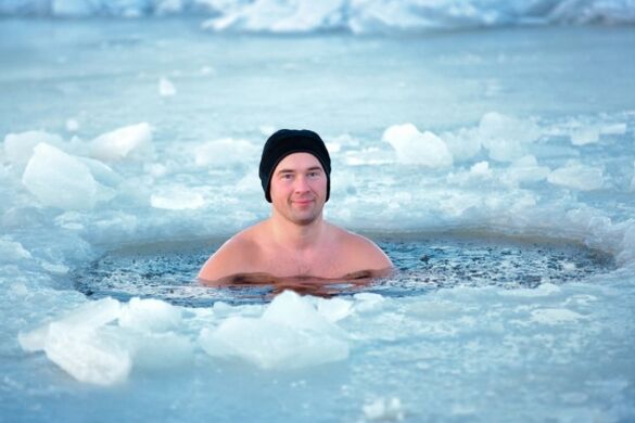 Nuotare in una buca di ghiaccio come metodo per prevenire la prostatite